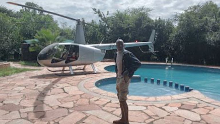图片：詹姆斯·阿波罗·奥梅尼亚 (James Apolloh Omenya) 站在一架救援直升机前，正在救援被困人员。 图片：詹姆斯·阿波罗·奥梅尼亚 