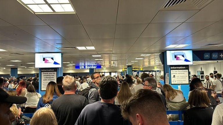 曼彻斯特机场排队等候。 图片：@GoggleBizTog 