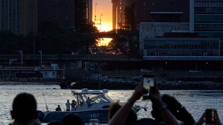 Am 28. Mai versammeln sich Menschen, um den Sonnenuntergang in Manhattanhenge zu beobachten.  Foto: Reuters