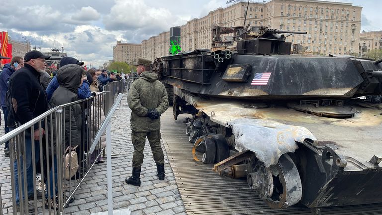 俄罗斯在乌克兰战场上缴获的西方坦克和装甲车自豪地展示