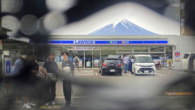 skynews-mount-fuji_6567866 اليابان: تم العثور على ثقوب في شاشة سوداء ضخمة تم وضعها لمنع السياح من التقاط صور لجبل فوجي |  اخبار العالم