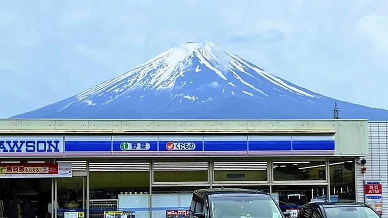 skynews-mount-fuji_6567870 اليابان: تم العثور على ثقوب في شاشة سوداء ضخمة تم وضعها لمنع السياح من التقاط صور لجبل فوجي |  اخبار العالم