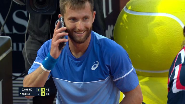 Tennis player&#39;s phone goes off at match