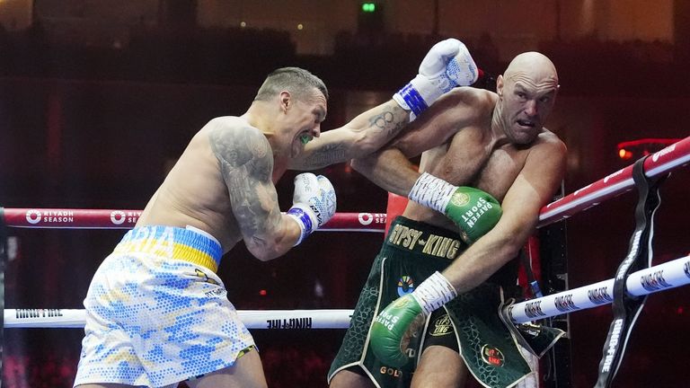 Oleksandr Usyk punches Tyson Fury.  Photo: PA