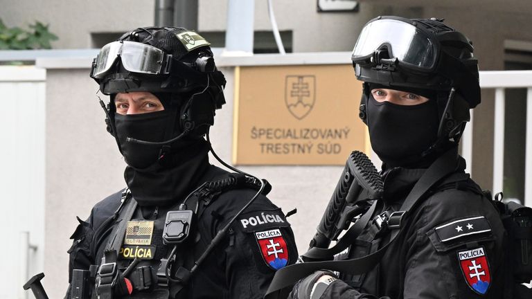 Policía armada frente al tribunal de Pezinok.  Foto: AP