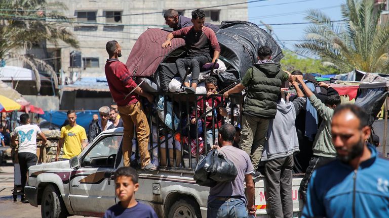Palestinians flee Rafah.  Photo: Reuters