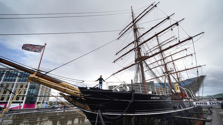 Hope Cross erected in memory of Sir Ernest Shackleton to travel 7,000 miles to Dundee