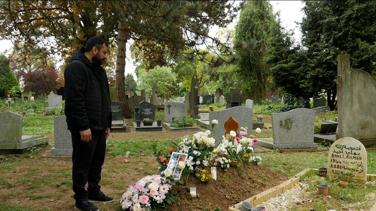 在一小群家人、慈善工作者、好心的当地人甚至市议会工作人员的注视下，萨拉的棺材被放入坟墓中