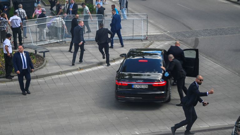 图片：路透社
2024年5月15日，在斯洛伐克汉德洛瓦举行的斯洛伐克政府会议后，安全人员在枪击事件后将斯洛伐克总理罗伯特·菲科（Robert Fico）带入汽车。路透社/Radovan Stoklasa