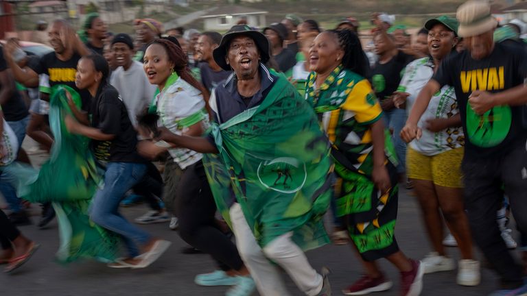 2024年5月30日木曜日、南アフリカのクワズール・ナタール州の田舎にあるマルバナティニ村の通りの真ん中で祝賀会を開くMK支持者たち。MKは現在、地方選挙で首位に立っているが、アフリカ民族会議はアフリカ民族会議で牙城を維持している。国。 過去20年間にわたって保存されてきました。  (AP写真/エミリオ・モレナッティ)