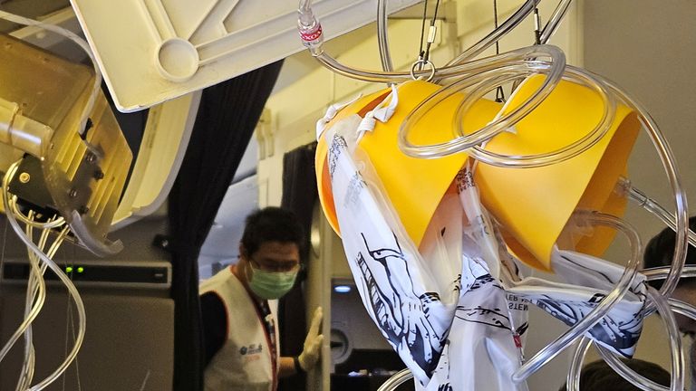 The interior of Singapore Airline flight SQ321 after an emergency landing at Bangkok&#39;s Suvarnabhumi International Airport.
Pic: Reuters