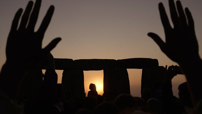 Nachtschwärmer versammeln sich am alten Steinkreis von Stonehenge, um am 21. Juni 2023 die Sommersonnenwende zu feiern. Bild: AP