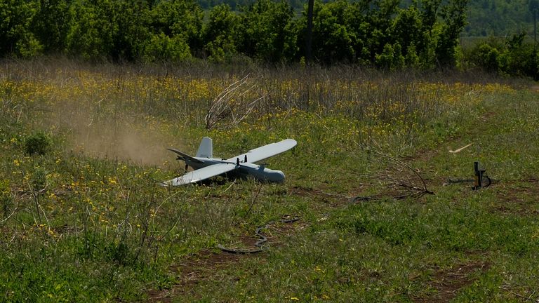 Le drone se pose dans un champ