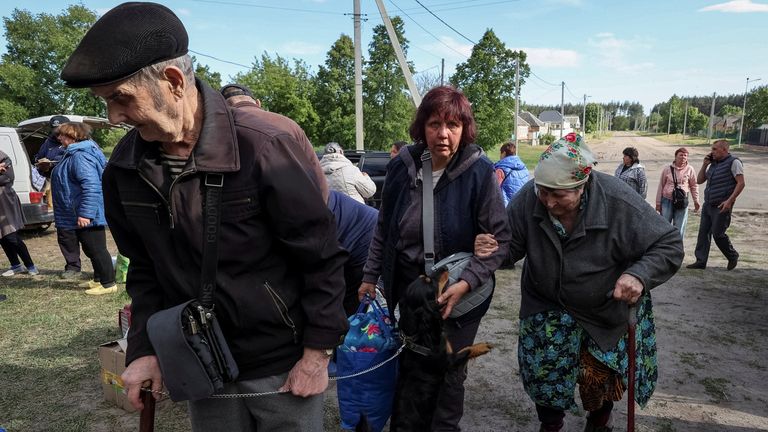 Residents from Vovchansk and nearby villages wait for buses amid an evacuation to Kharkiv due to Russian shelling, amid Russia&#39;s attack on Ukraine, at an undisclosed location near the town of Vovchansk in Kharkiv region, Ukraine May 10, 2024. REUTERS/Vyacheslav Madiyevskyy
