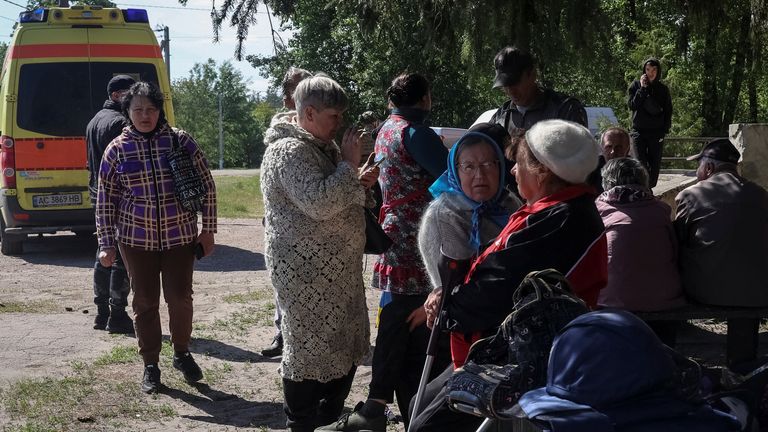 Residents from Vovchansk and nearby villages wait for buses amid an evacuation to Kharkiv due to Russian shelling, amid Russia&#39;s attack on Ukraine, at an undisclosed location near the town of Vovchansk in Kharkiv region, Ukraine May 10, 2024. REUTERS/Vyacheslav Madiyevskyy
