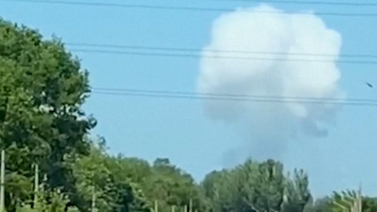 Russian airstrike destroys Donetsk village

