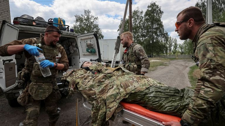 军事医护人员在哈尔科夫地区治疗一名受伤的乌克兰士兵。图片：路透社