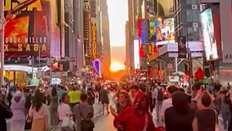 New Yorkers watch &#39;Manhattanhenge&#39; sunset