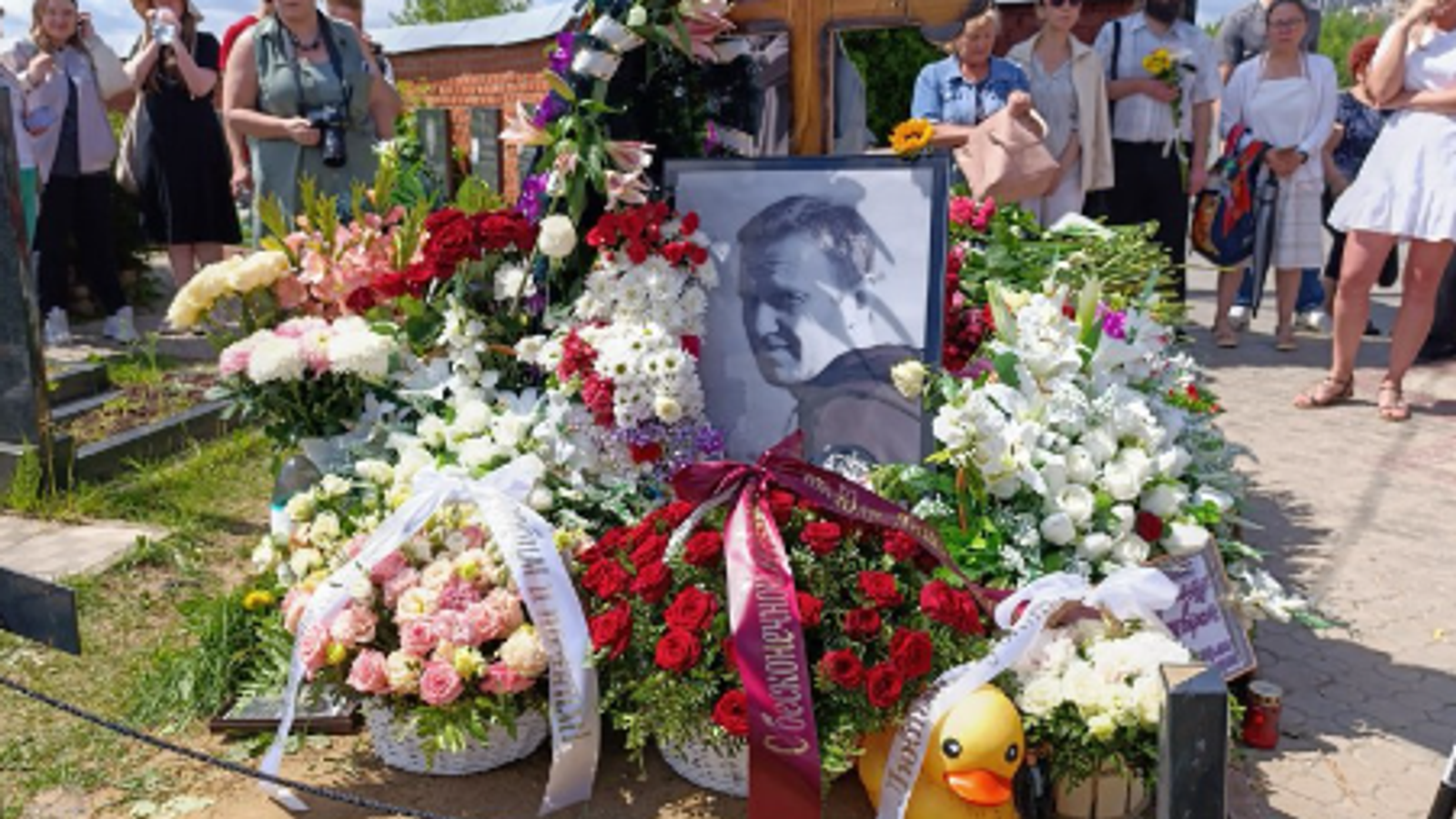 Скърбящи отбелязват рождения ден на Алексей Навални в мемориала край гроба
