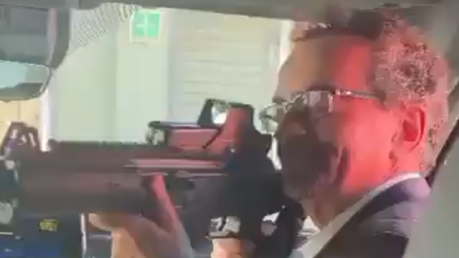 Британският посланик в Мексико напуска работа, след като `насочи пистолет към персонала`