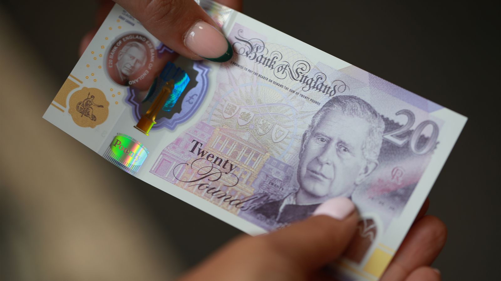 Инфлацията в Обединеното кралство спада до целта от 2% на Bank of England за първи път от близо три години