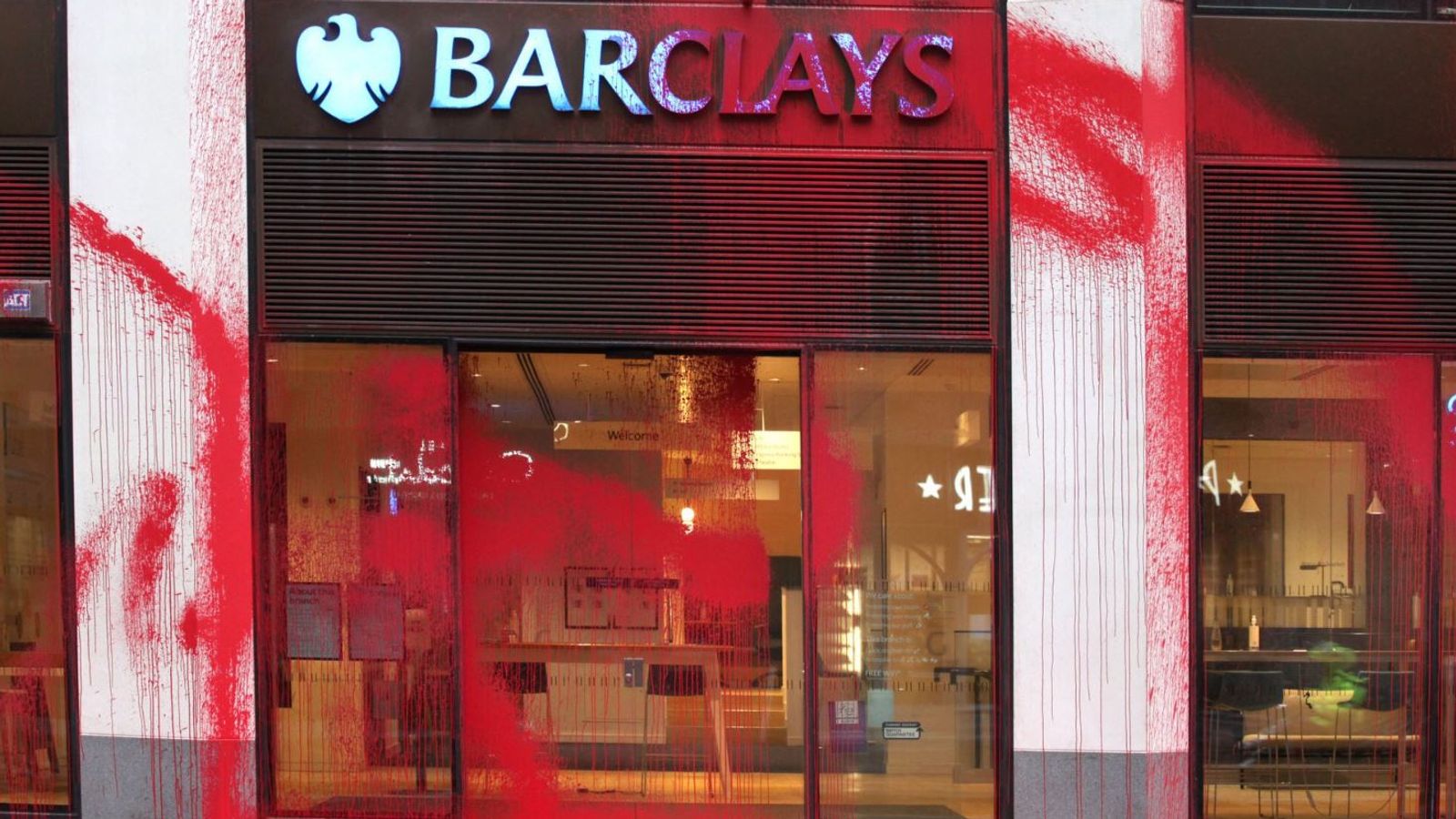 Клонове на Barclays, атакувани от про-палестински активисти