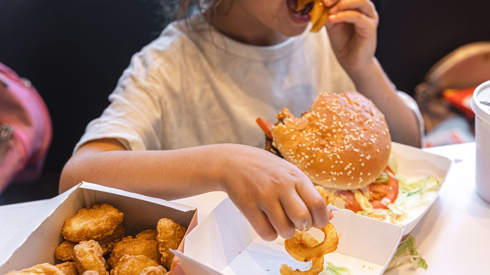 Децата в Обединеното кралство са по-ниски, по-дебели и по-болни поради лоша диета и бедност, сочи доклад
