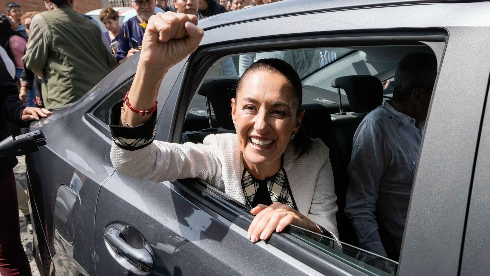 Опозиционният кандидат Хочитл Галвес, жена съперник, имаше между 26,6% и
