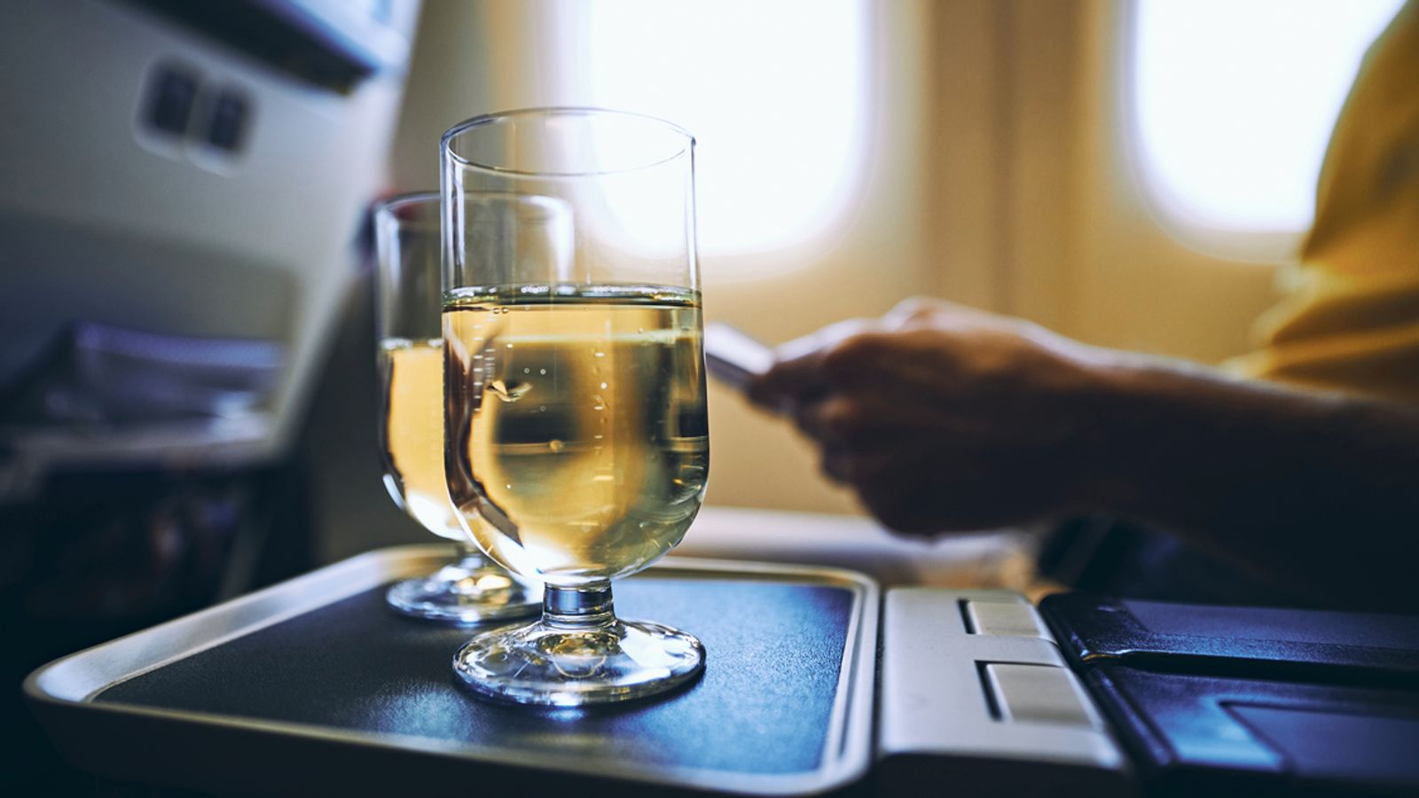 Пиенето на алкохол след дрямка по време на полет може да е лошо за сърцето ви, установява проучване