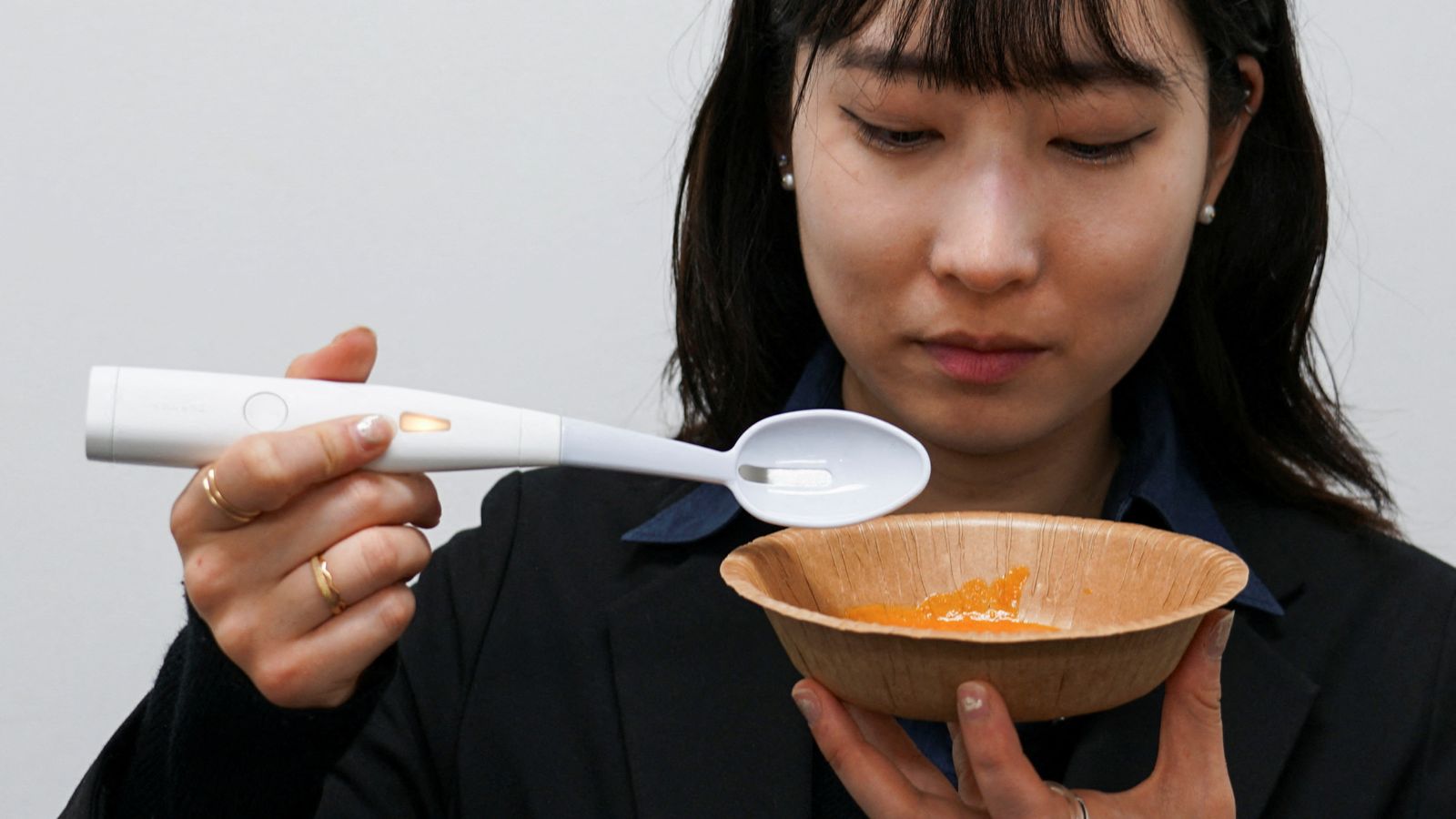Електрическа лъжица, която „засилва соления вкус на храната и насърчава по-здравословното хранене“, пусната в Япония