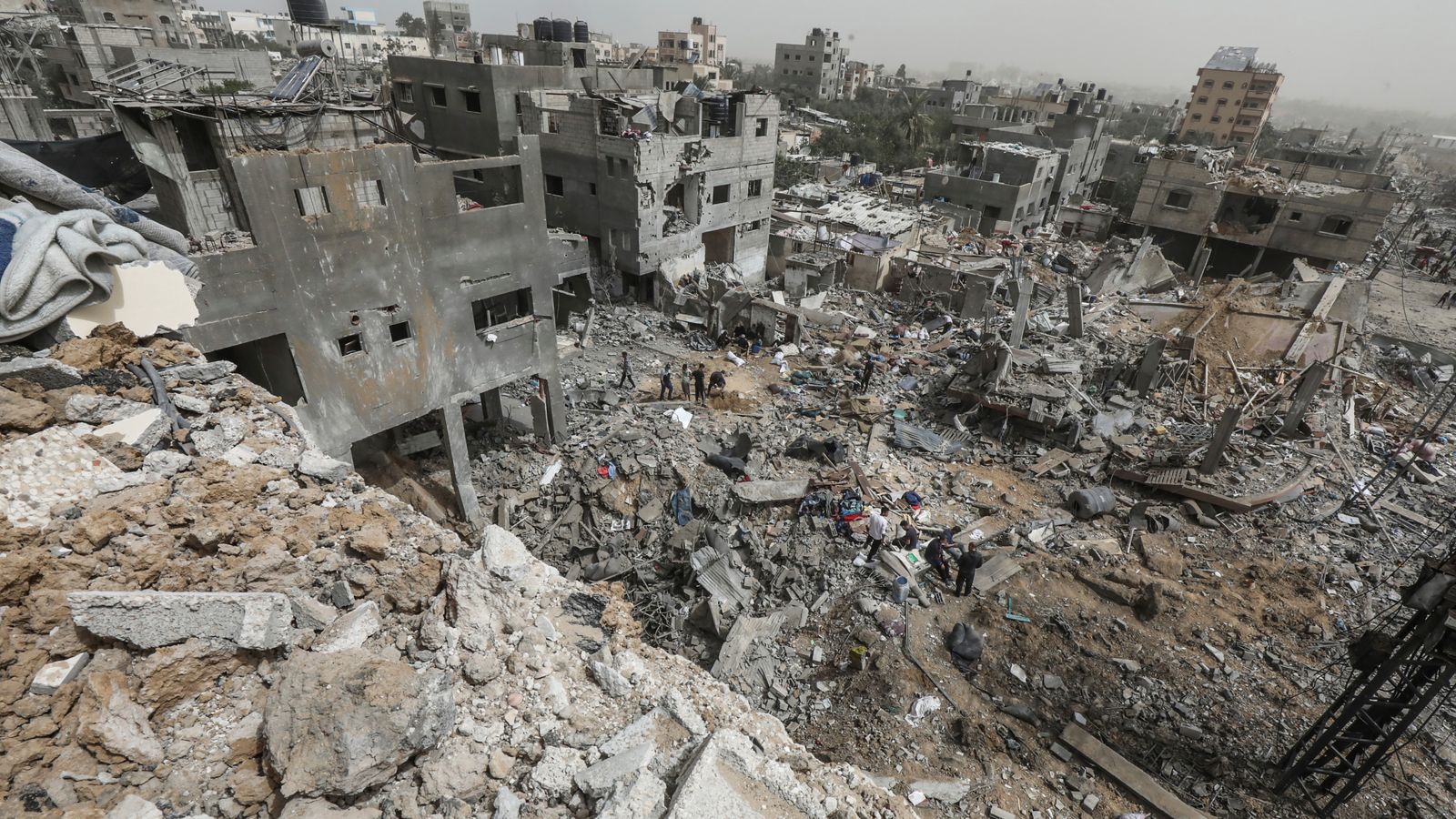 Израел казва, че самолети, насочени към „комплекс на Хамас“, са ударили училище в Газа