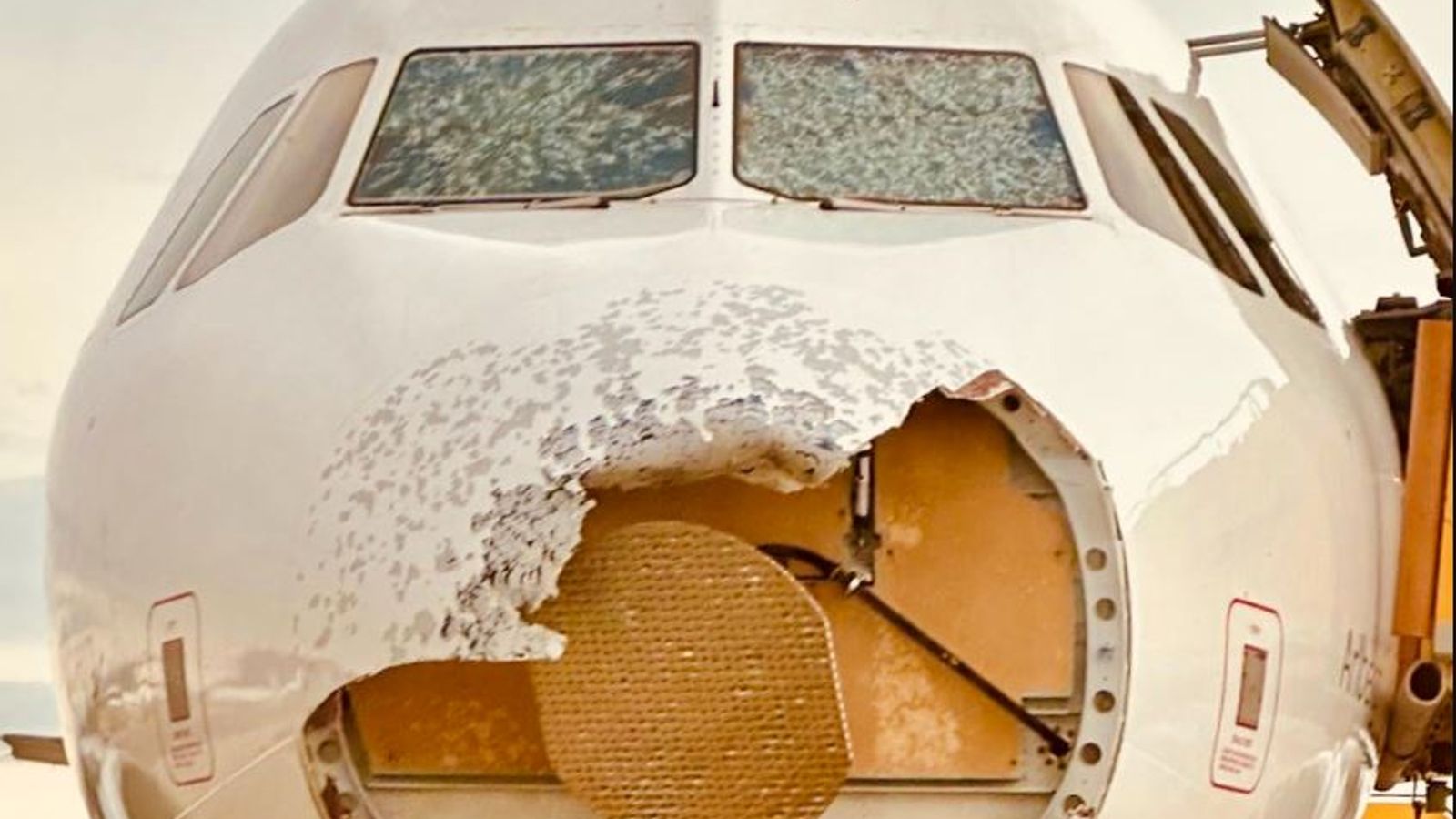 Градушка е повредила прозорците и носа на пилотската кабина на полет на Austrian Airlines от Майорка