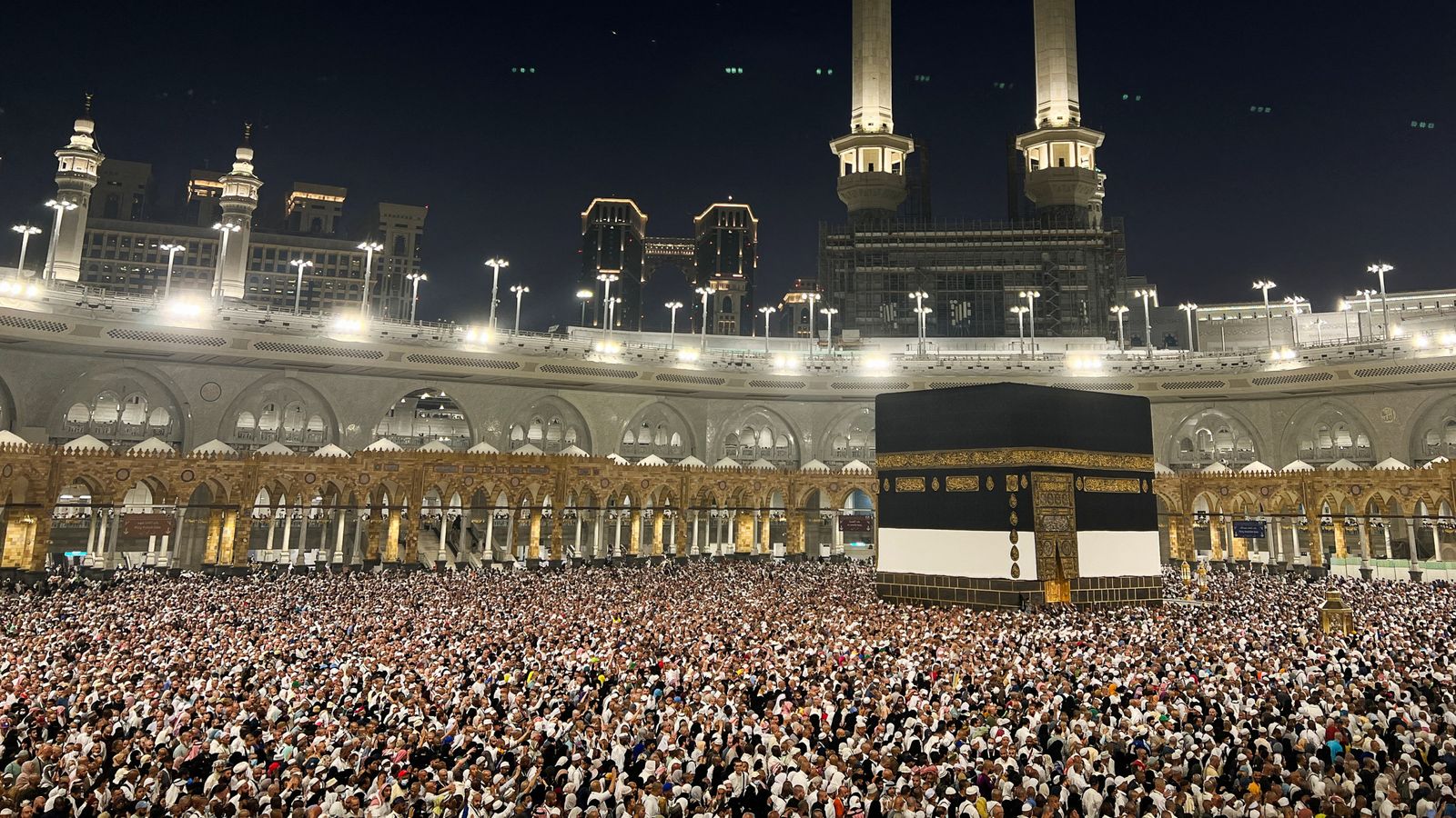 Най-малко 550 мюсюлмани умират по време на хадж - тъй като температурите в Мека достигнаха 51,8C