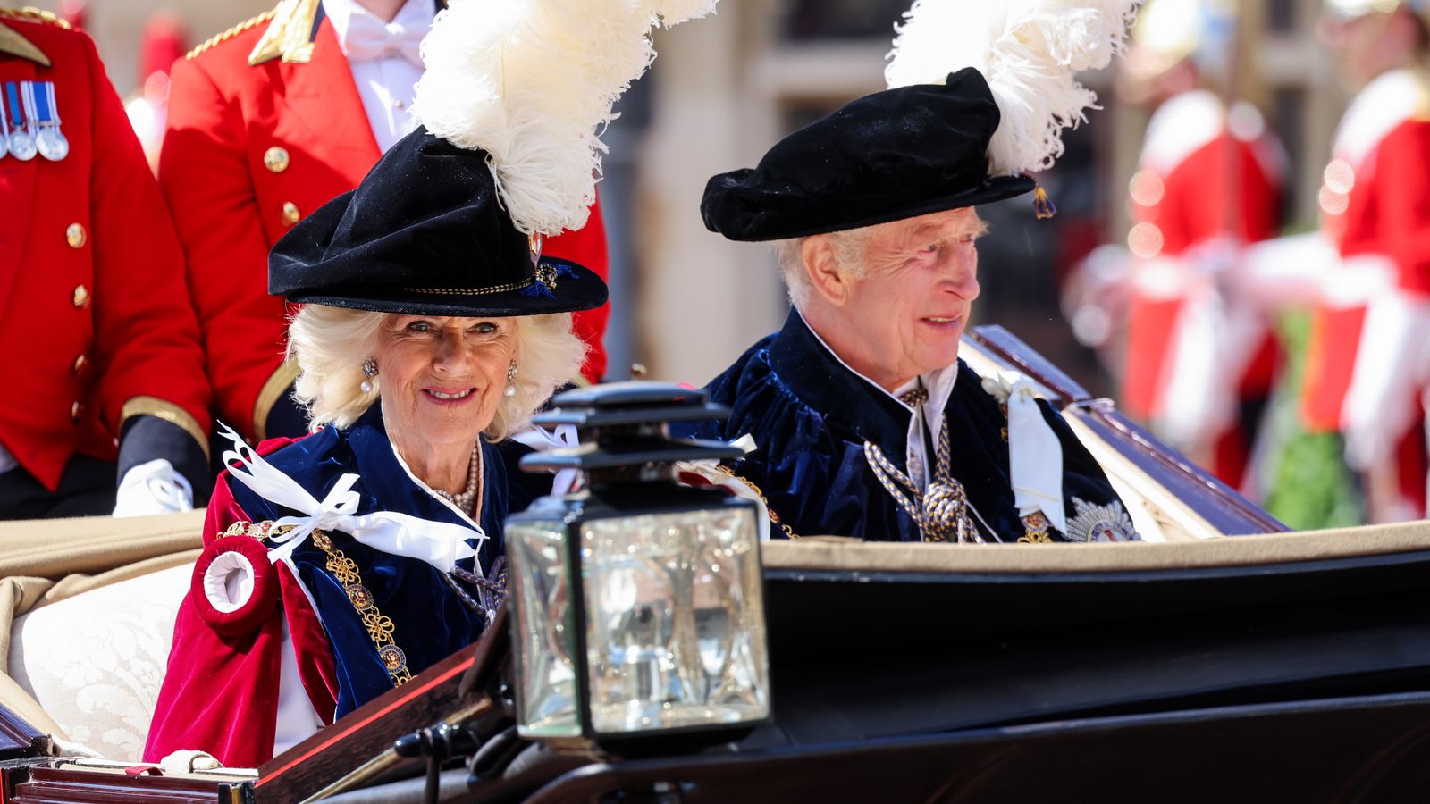 Кралят и кралицата играят ключова роля в честването на Ордена на жартиера - но Кейт отсъства, въпреки че присъства на Trooping the Colourat
