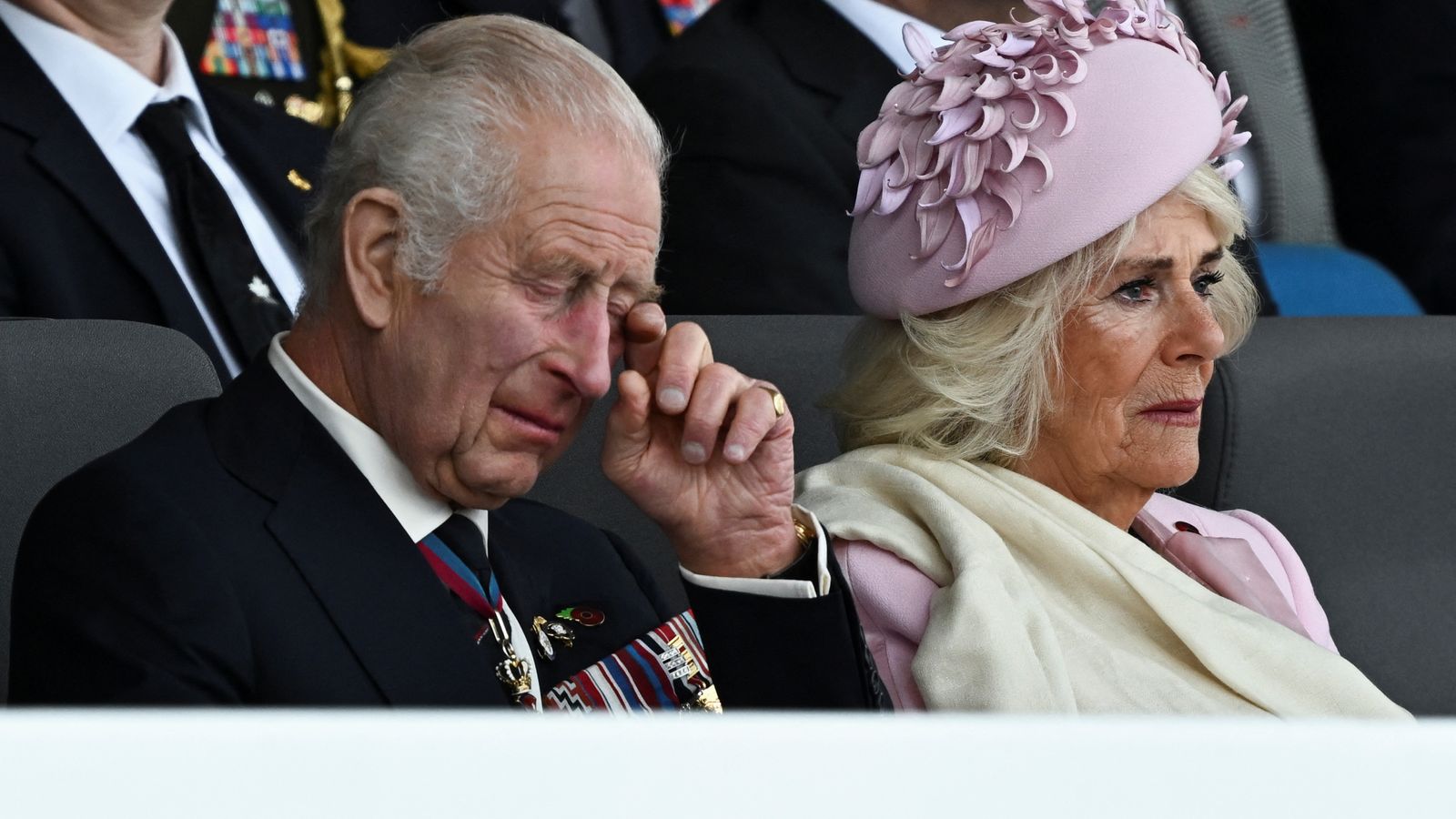 Кралят и кралицата изглеждат емоционални на фона на почит към „смелостта“ на ветераните от Деня D