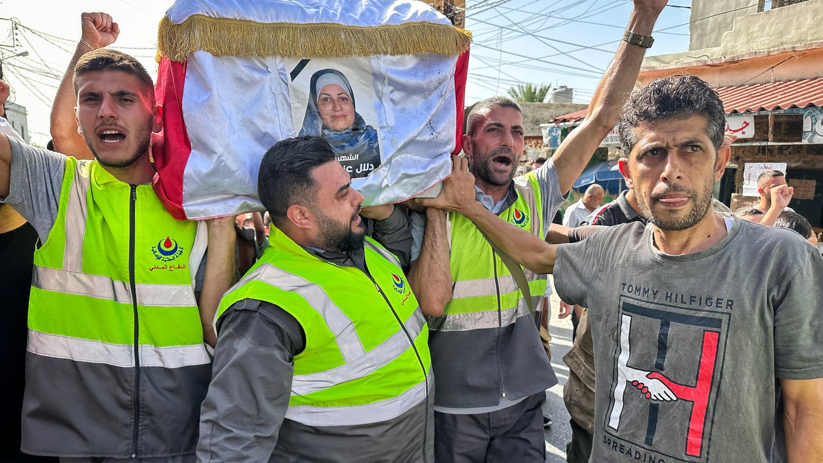 Израел-Ливан: Погребение на две жени показва колко яростни битки увеличават риска от всеобща война