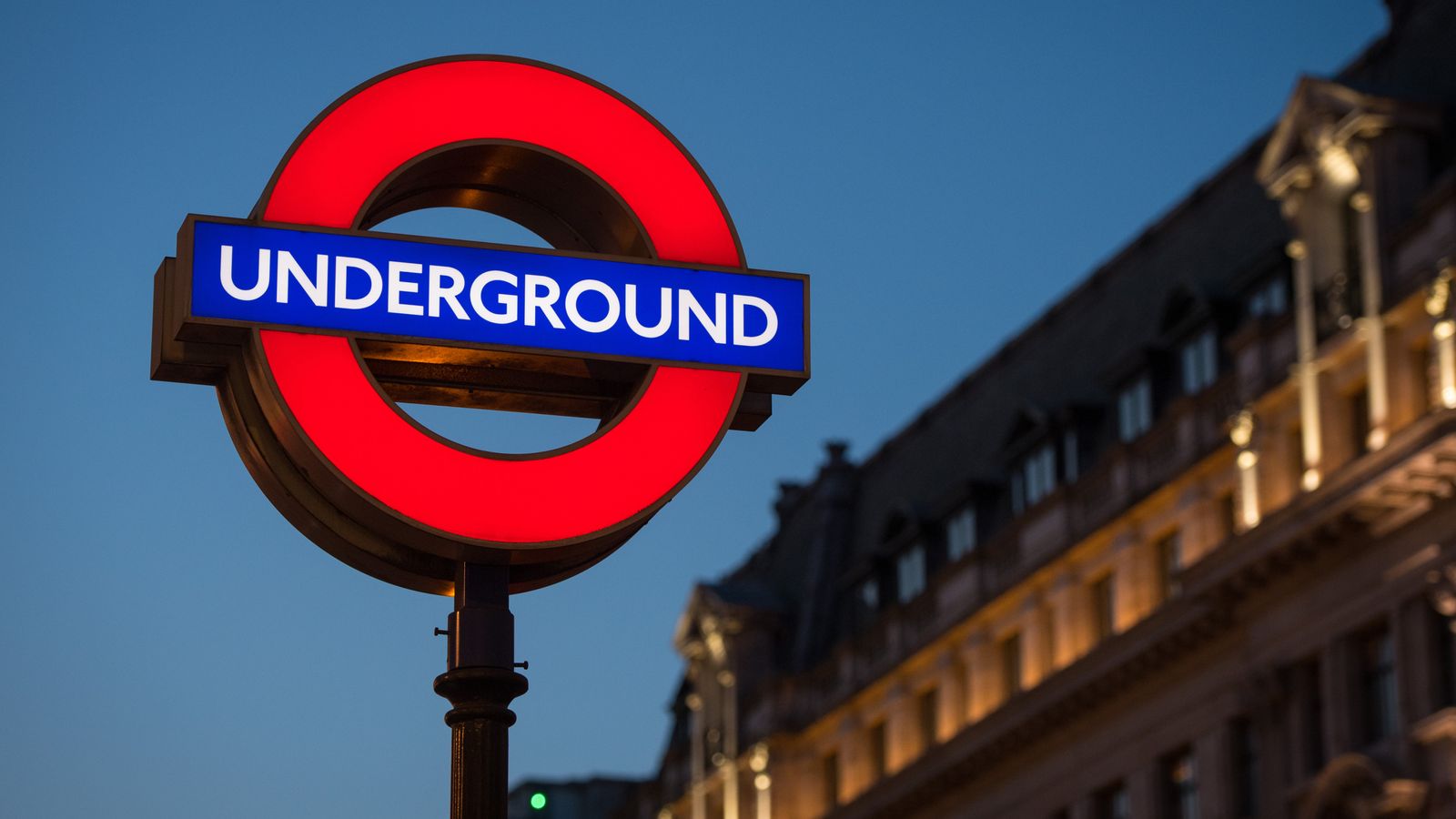 Мъж бутна пътник от лондонското метро на релсите по време на „взрив на насилие“, съдът изслушва