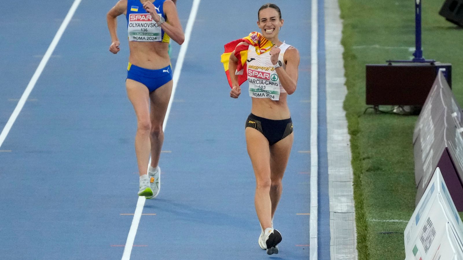 Испанската състезателка по бягане Лаура Гарсия-Каро е изпреварена, след като празнува бронзов медал преди финалната линия