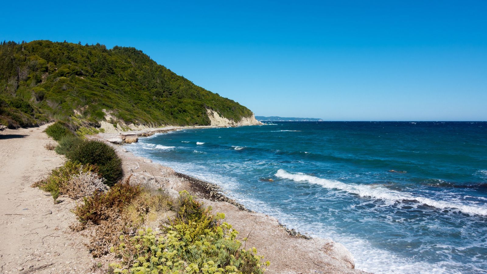 Тяло на американец, намерено на гръцки остров - с трима други туристи също изчезнали