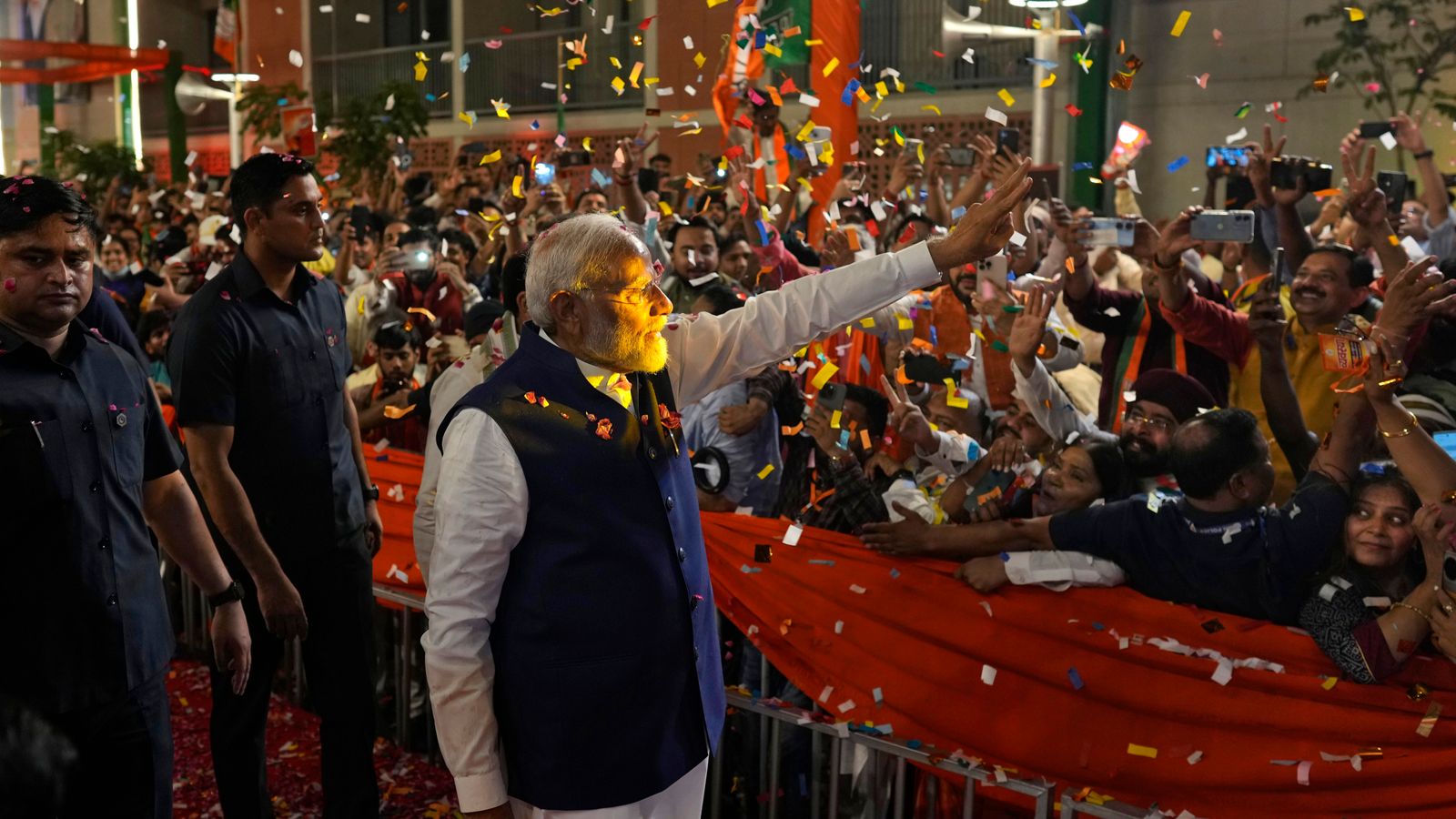 Третата победа на Нарендра Моди и BJP е историческа, но намалените числа оставиха партийните мрачни духове