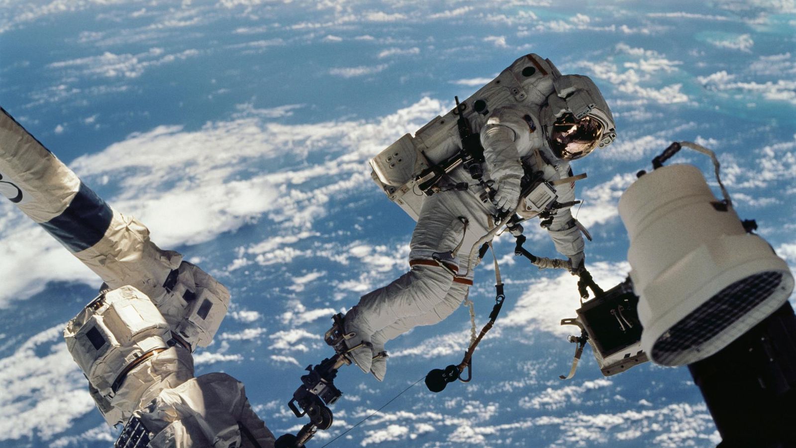 Les astronautes de la station spatiale sont contraints de se mettre à l’abri après la destruction d’un satellite russe en plus de 100 morceaux | Actualités scientifiques et technologiques