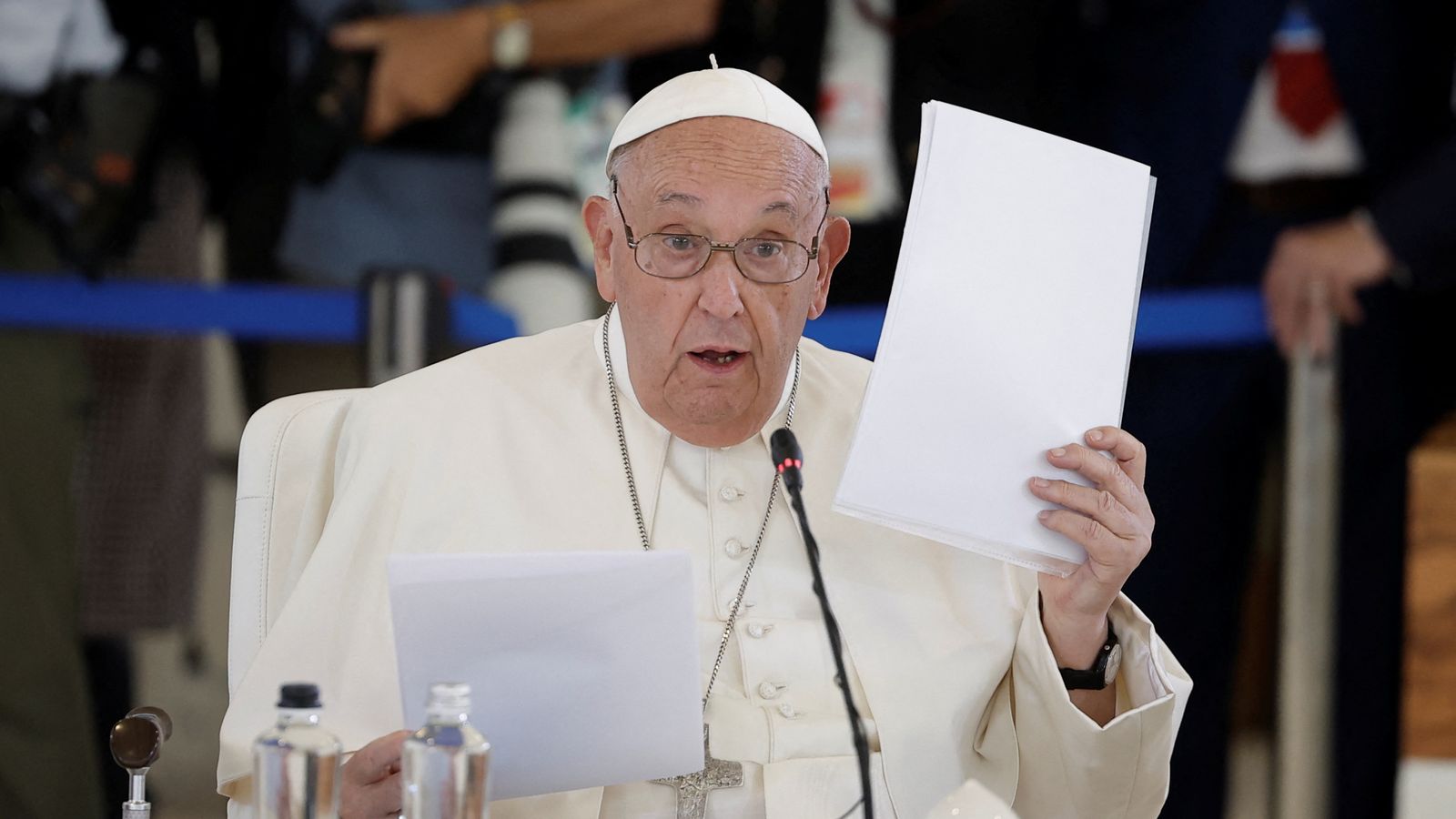 Папа Франциск предупреждава, че изкуственият интелект представлява риск за „самото човешко достойнство“, тъй като става първият папа, който се обръща към Г7