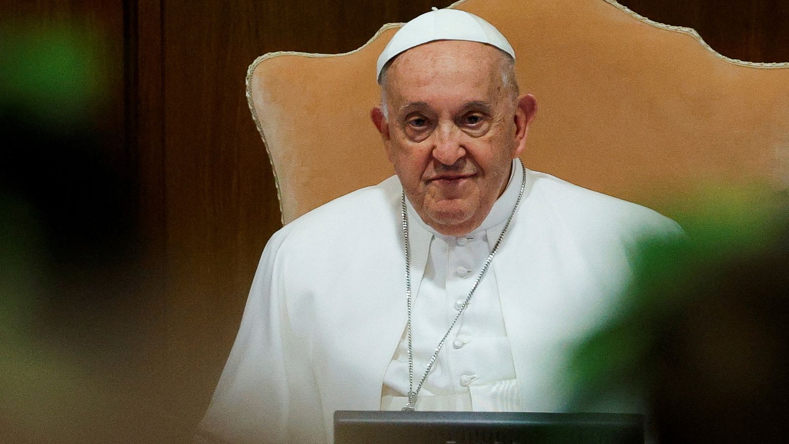 Папа Франциск отново е обвинен в използване на хомофобски обиди на среща при закрити врата