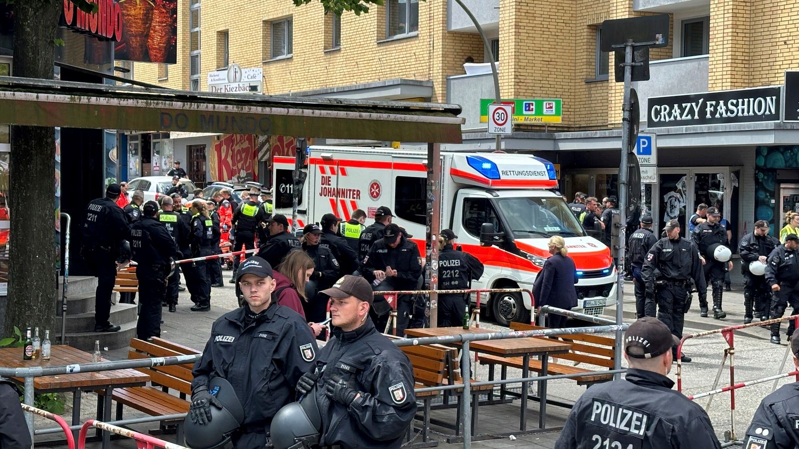 Мъж с брадва, застрелян от полицията близо до фензоната на Евро 2024 в Хамбург