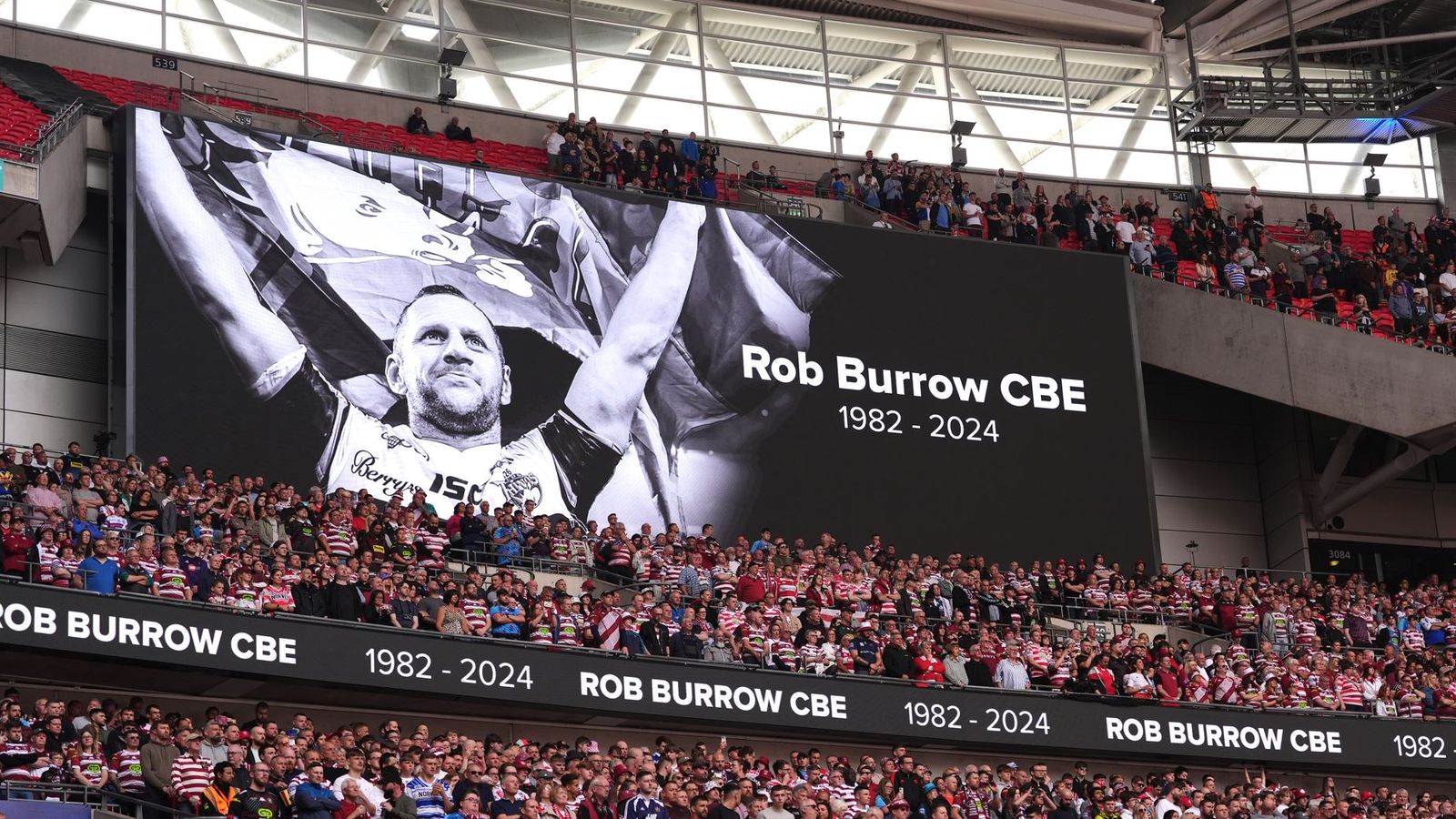 Роб Бъроу: Феновете на ръгби лигата и профсъюза отдават почит на бивш играч, починал от заболяване на моторните неврони