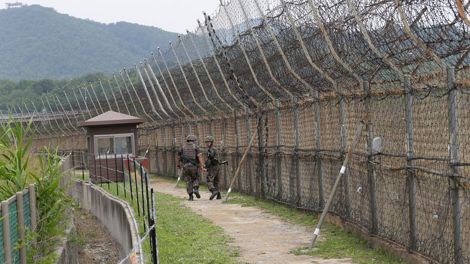 Южна Корея изстрелва повече предупредителни изстрели по севернокорейски войници, пресичащи DMZ, докато противопехотни мини експлодират