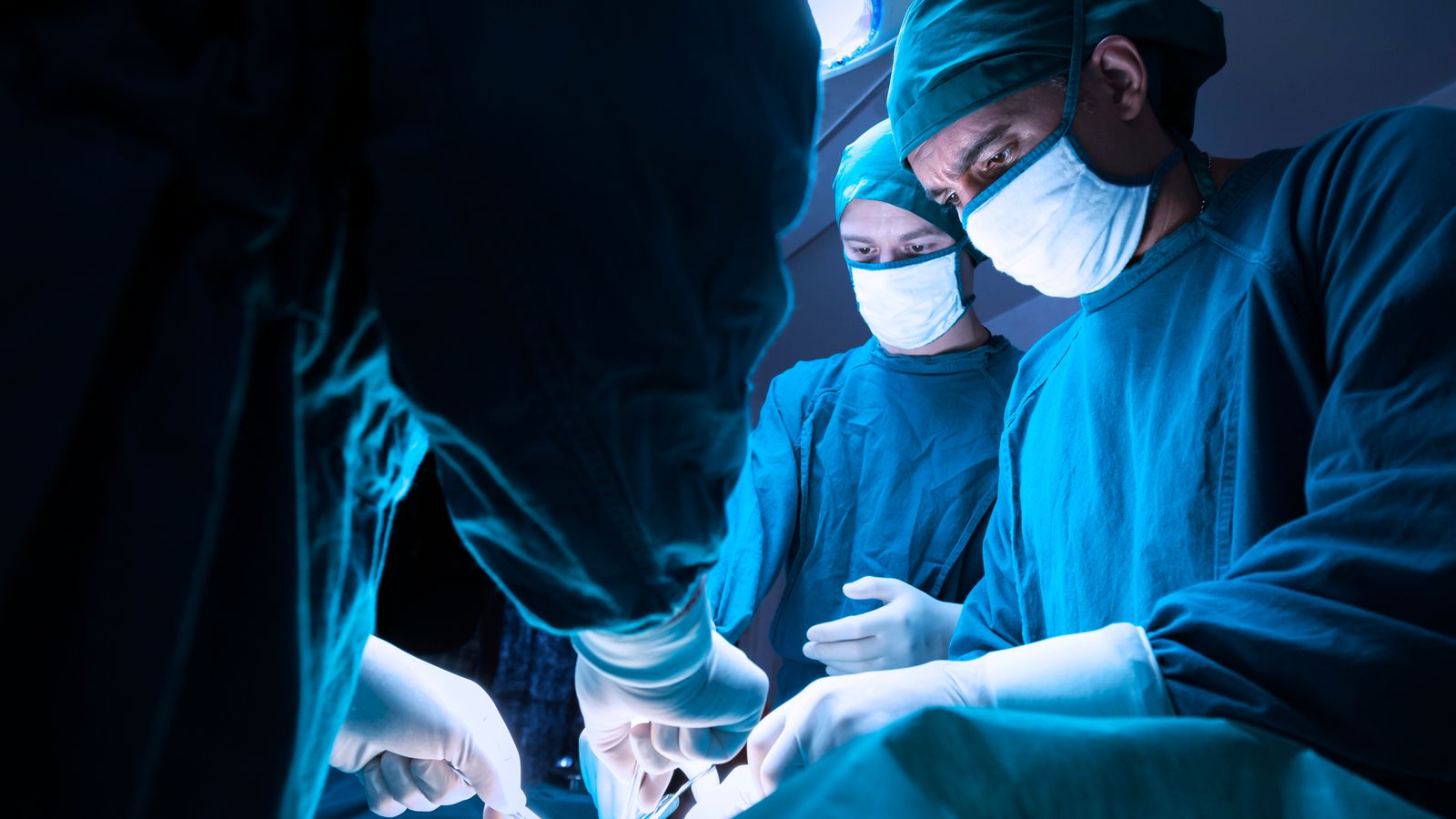 Светещата боя помага на лекарите да открият повече ракови клетки на простатата по време на операция, казва Оксфордският университет