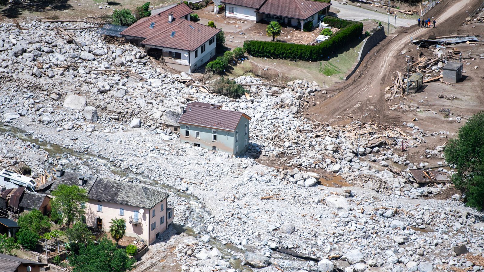 Швейцария: Трима души са изчезнали, след като дъждовете, които се случват веднъж на 30 години, причиняват наводнения и свлачища
