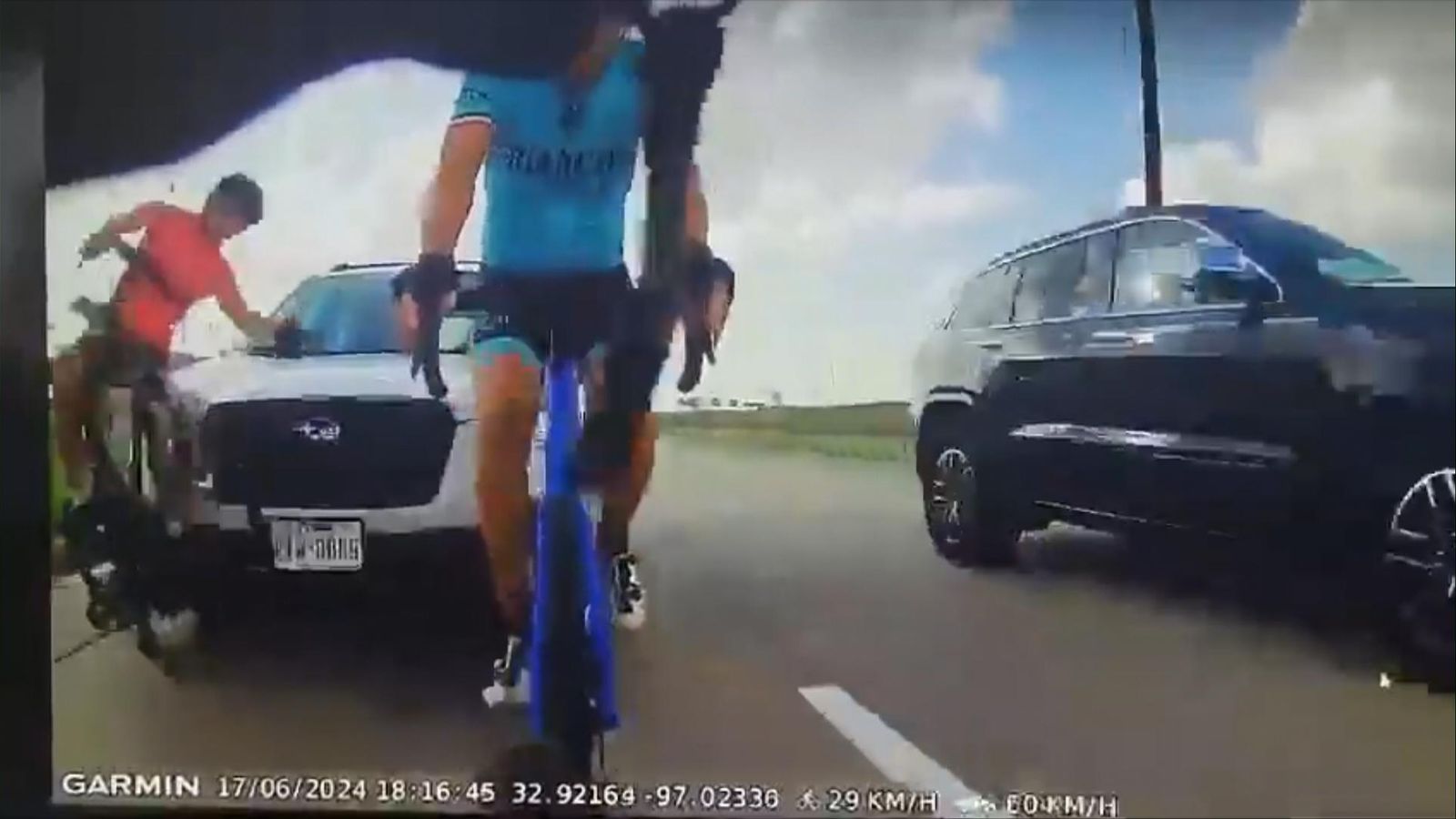 Тексас: Видео показва момента, в който шофьорът се блъска в двама велосипедисти, преди да премине през единия от тях