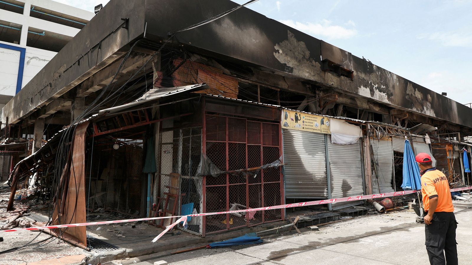 Около 118 магазина бяха унищожени и първоначалната проверка предполага че